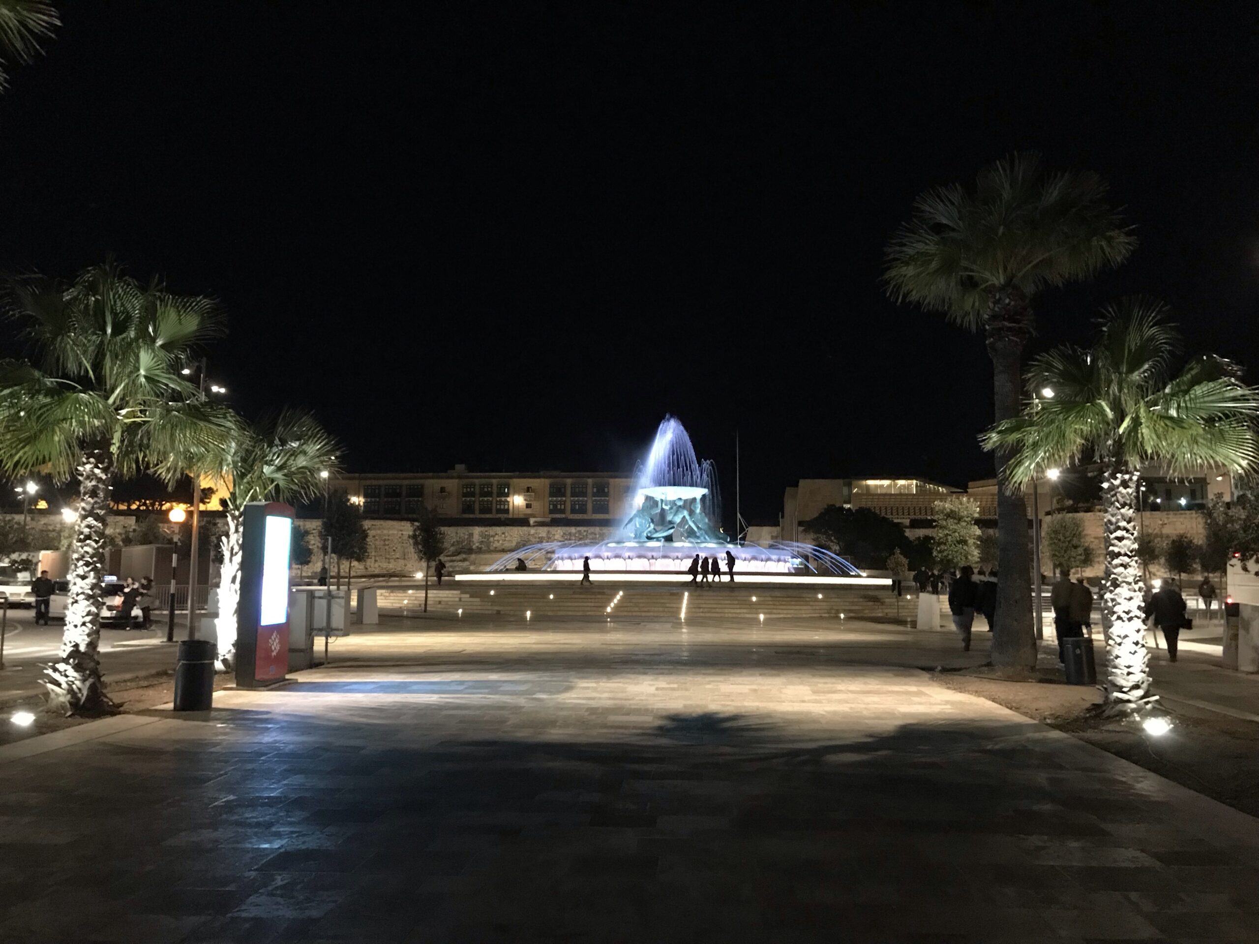 夜の噴水広場