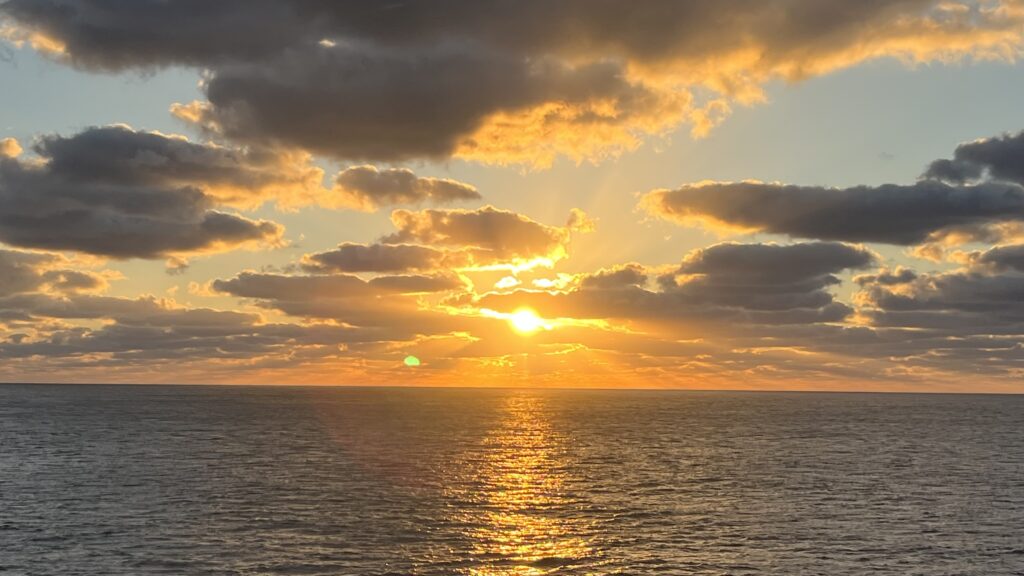 おがさわら丸
太平洋
朝日